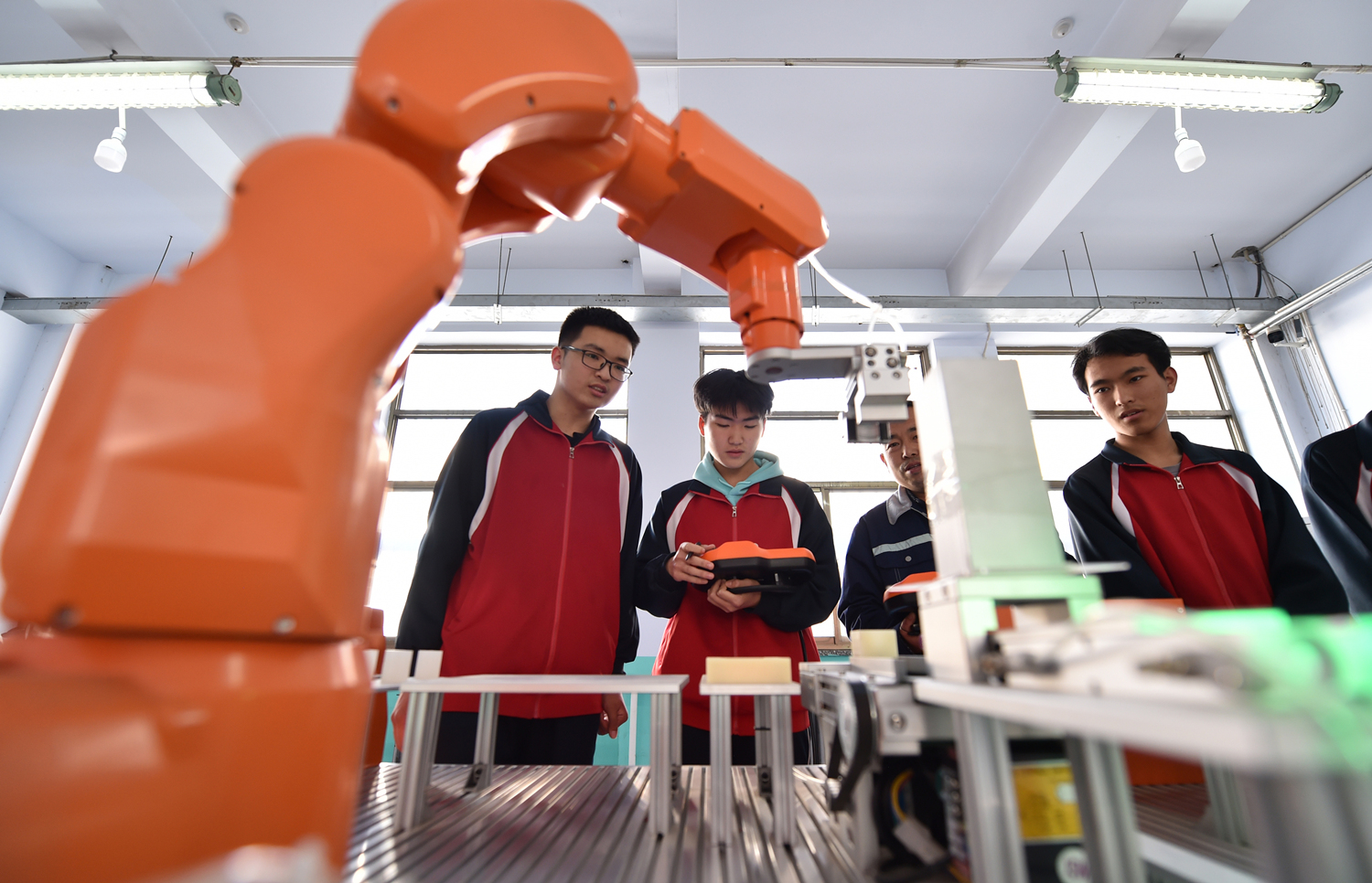 河北省晋州市职教中心，学生进行工业机器人课程实训。 张晓峰摄