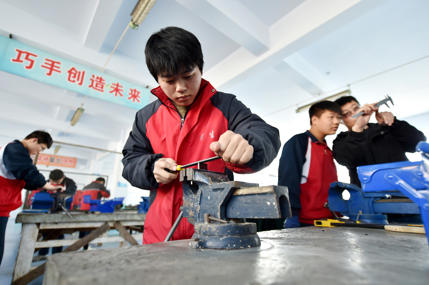 河北省晋州市职教中心，学生进行钳工课程实训。 张晓峰摄