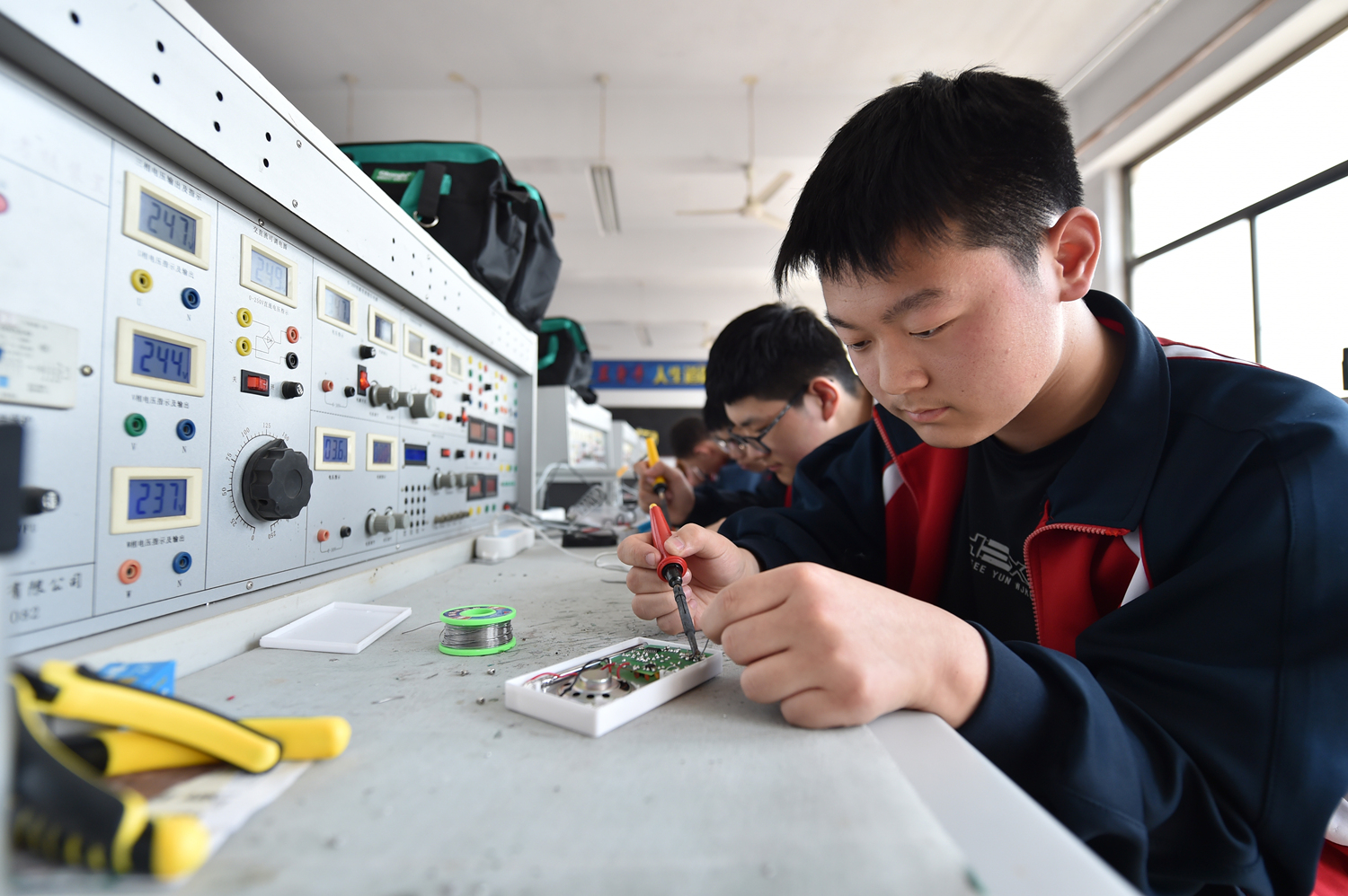 河北省晋州市职教中心，学生进行电子焊接课程实训。 张晓峰摄