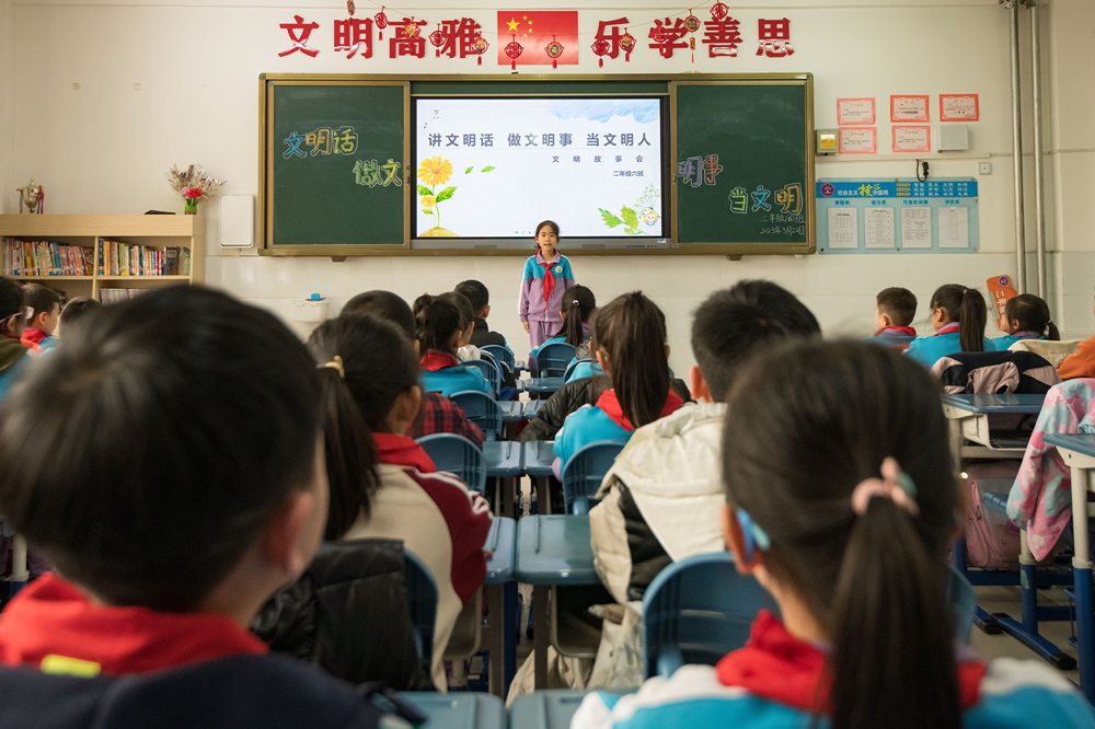 西街小学主题班会,学生分享文明故事。 芦建勇摄