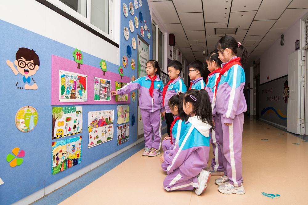 西街小学学生观看文明礼仪手抄报展。 芦建勇摄