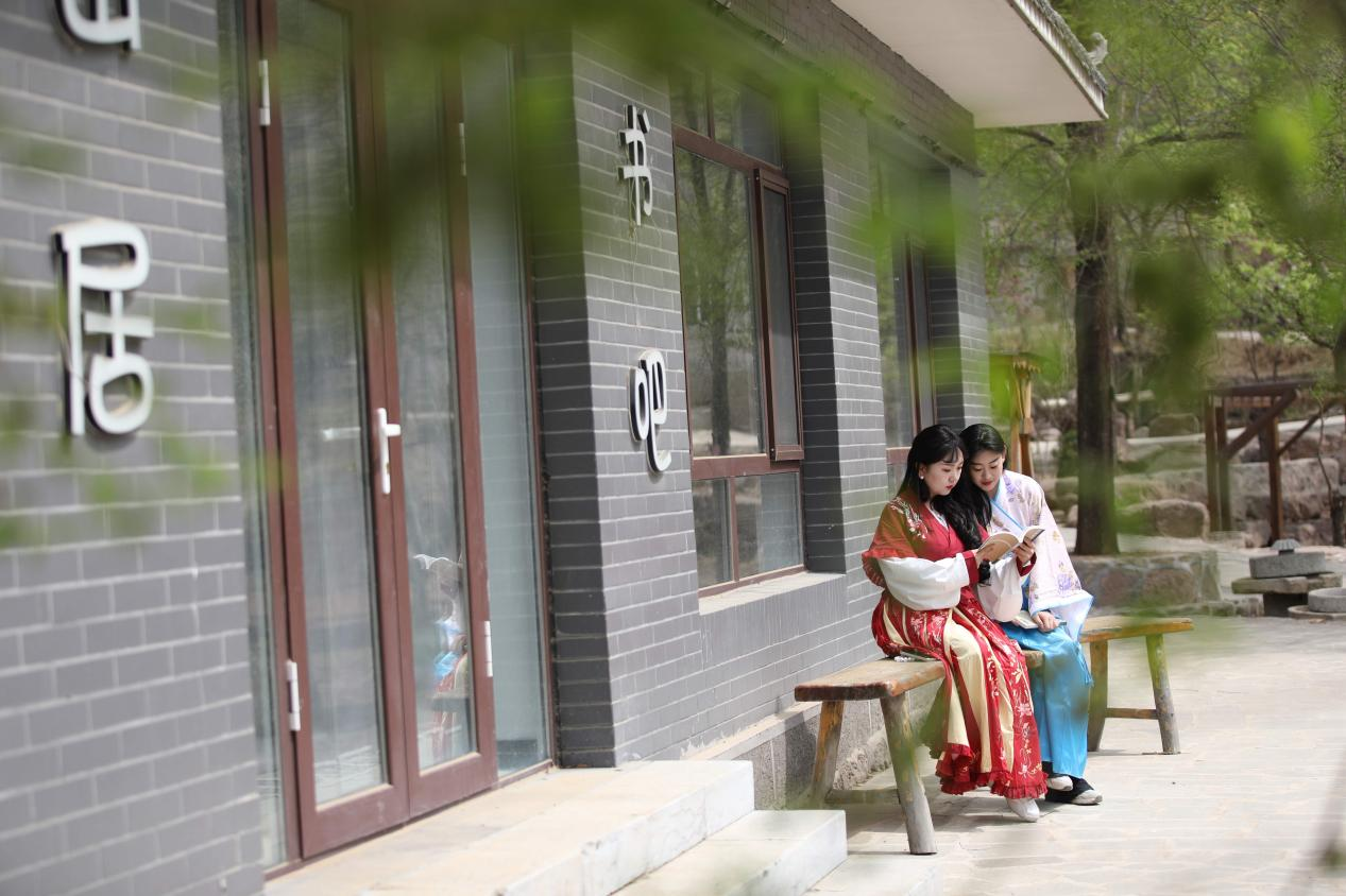 学生诵读经典，感知春天。 刘环宇摄