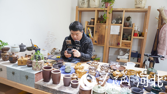 曲阳孝木窑粗瓷艺术馆在开展网上销售。人民网 祝龙超摄