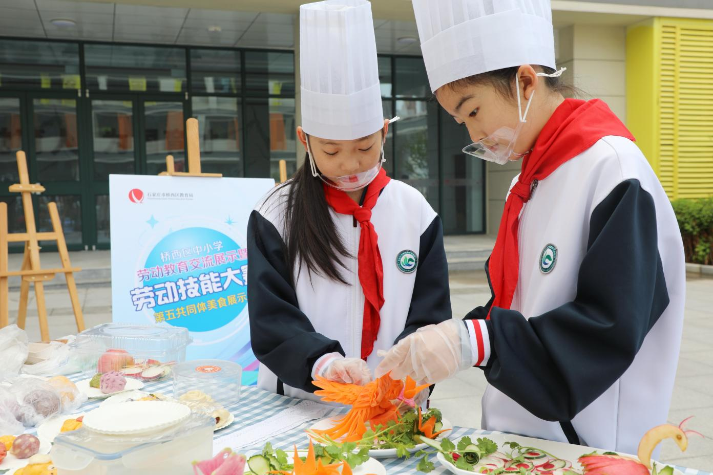 石家庄市维明路小学的学生在劳动技能大赛上用果蔬雕刻菜品。 董璐摄