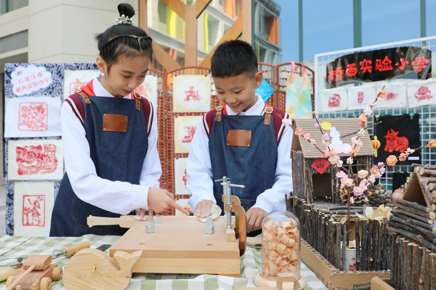 石家庄市桥西实验小学的学生正在制作木制手工艺品。 董璐摄