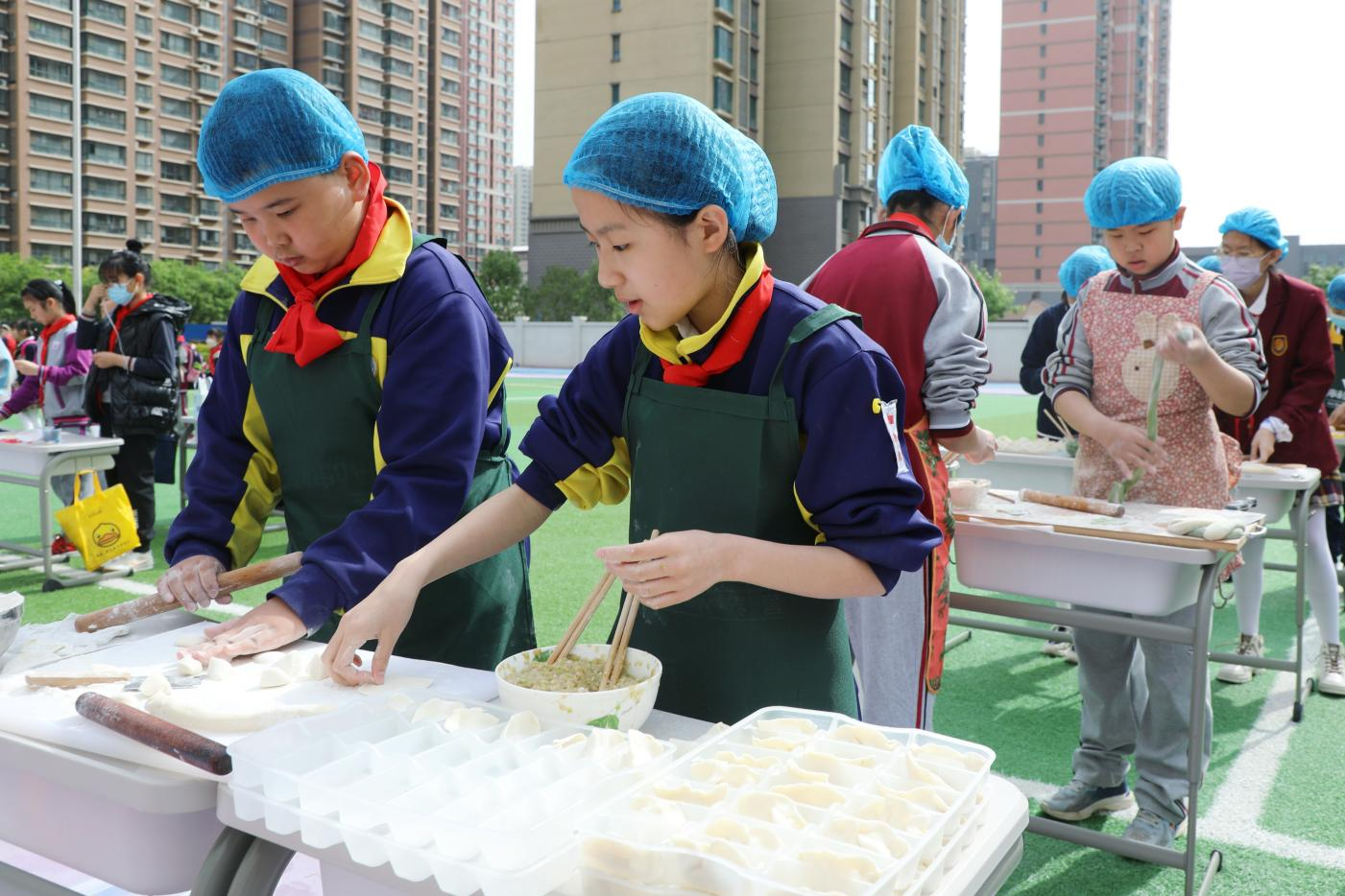 学生们在劳动技能大赛上分组进行包饺子比赛。 董璐摄
