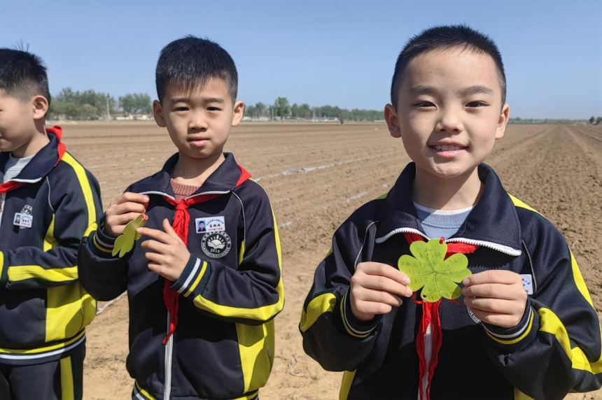 学生们在心愿卡上种下自己的心愿种子。 马钰摄