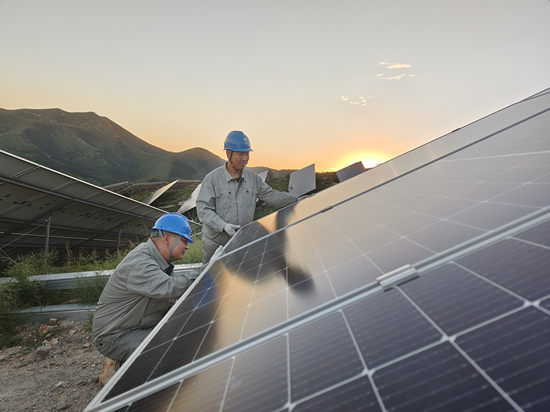 唐山公司左家塢供電所員工來到大唐唐山市豐潤區新能源有限公司光伏發電基地，正在檢查光伏板設備。 周宇翔攝
