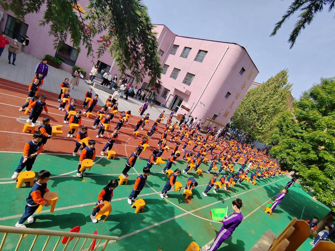 观摩户外幼儿体能操。 唐县宣传部供图