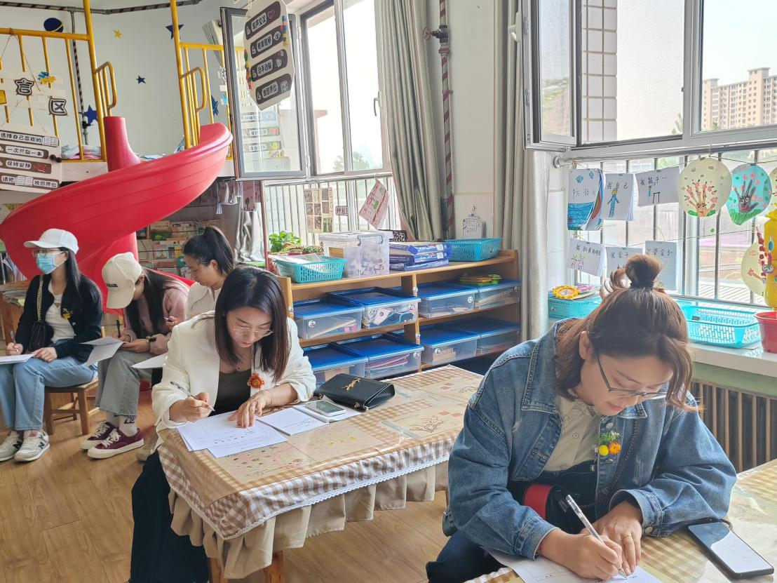 观摩教育活动并认真地做记录。 唐县宣传部供图