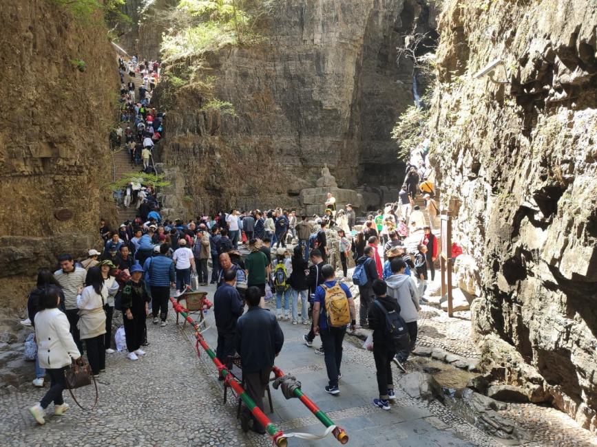 游客正在百里峡景区游玩。 涞水县融媒体中心供图