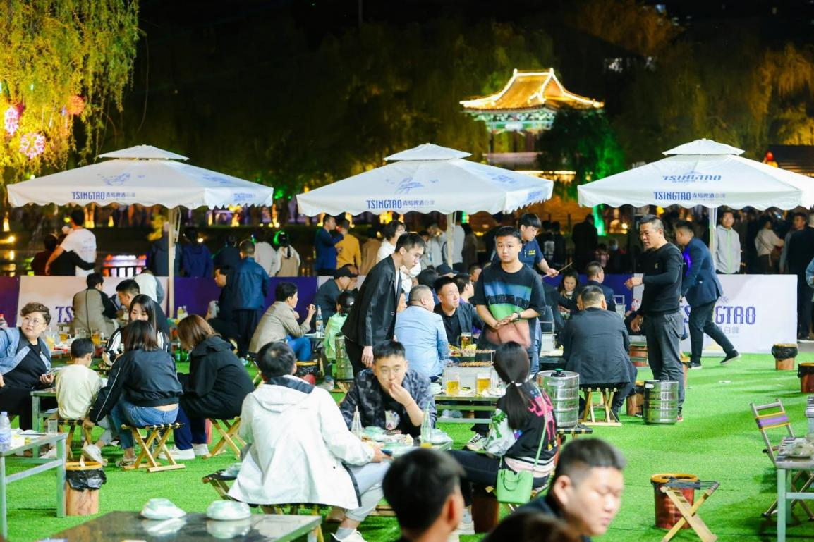 在河北省石家庄市欒城區古欒水鎮，游客正在啤酒花園享受美食。  欒城區委宣傳部供圖