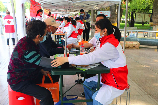 河北省红十字会会员单位在活动现场为市民义诊。 主办方供图