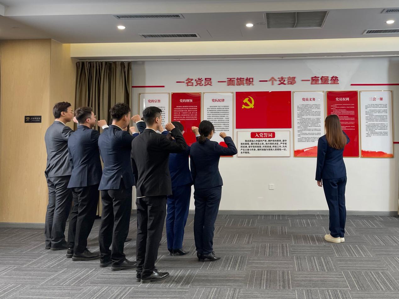 在汇通街道塔坛国际商贸城，楼宇企业的党员重温入党誓词。 董璐摄