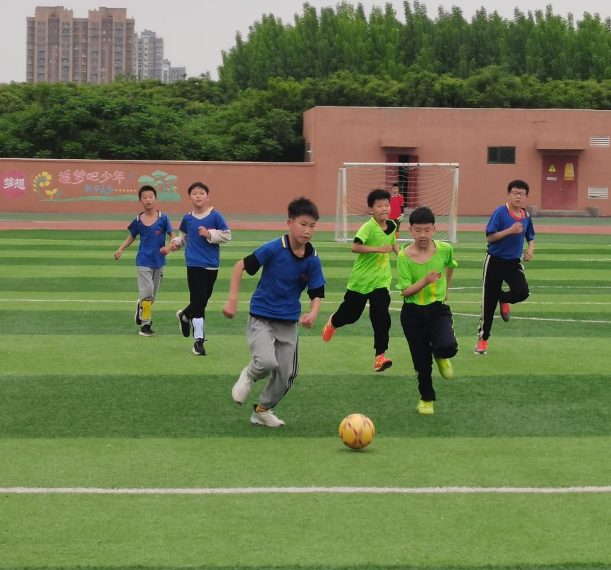 足球比赛现场。 苏春霞摄