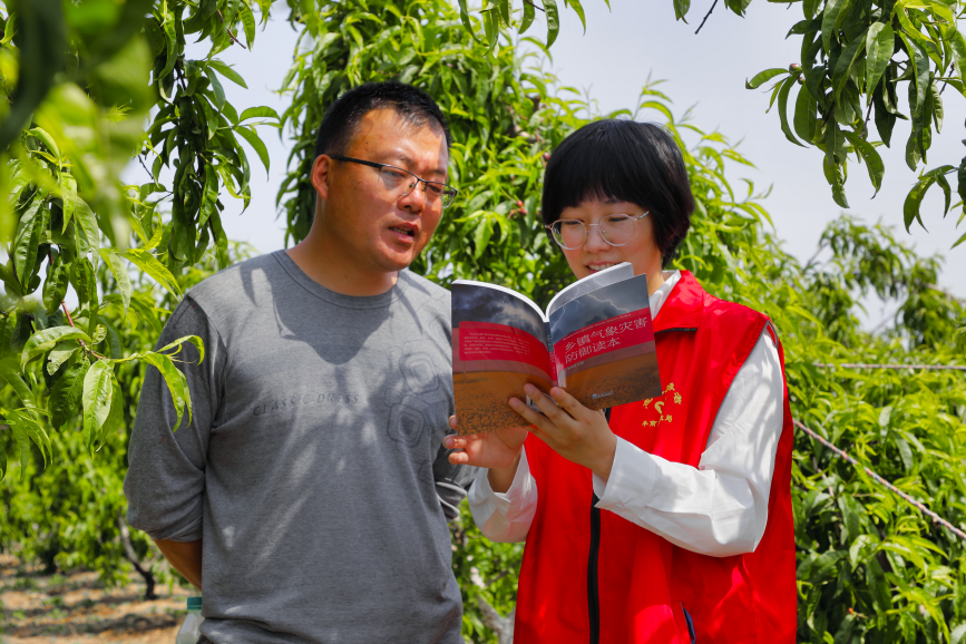 河北省唐山市豐南區氣象局工作人員在向農戶講解氣象災害防御知識。 畢帥攝