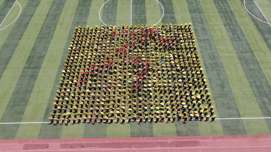 团体操表演编排出健康跑图案（无人机照片）。 倪志浩摄