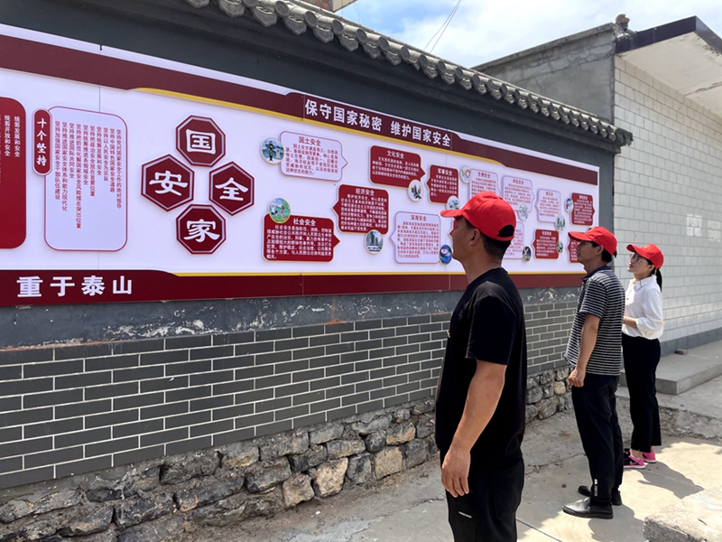 村民在國家安全教育知識牆前駐足觀看學習。 賈聰敏攝