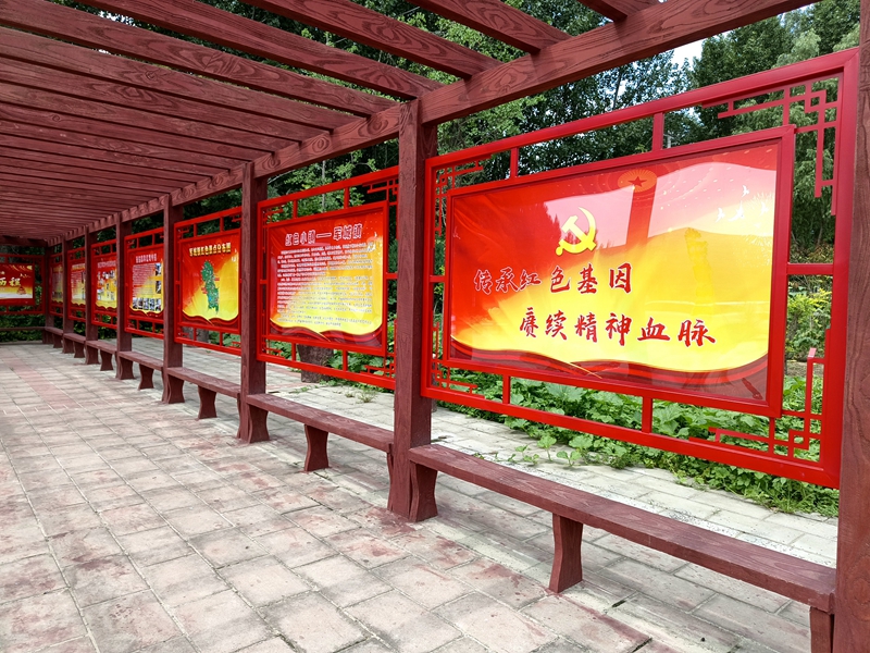 河北省保定市唐縣中顯口村打造文化長廊,讓干部群眾在潛移默化中接受黨性教育。 李蕾攝