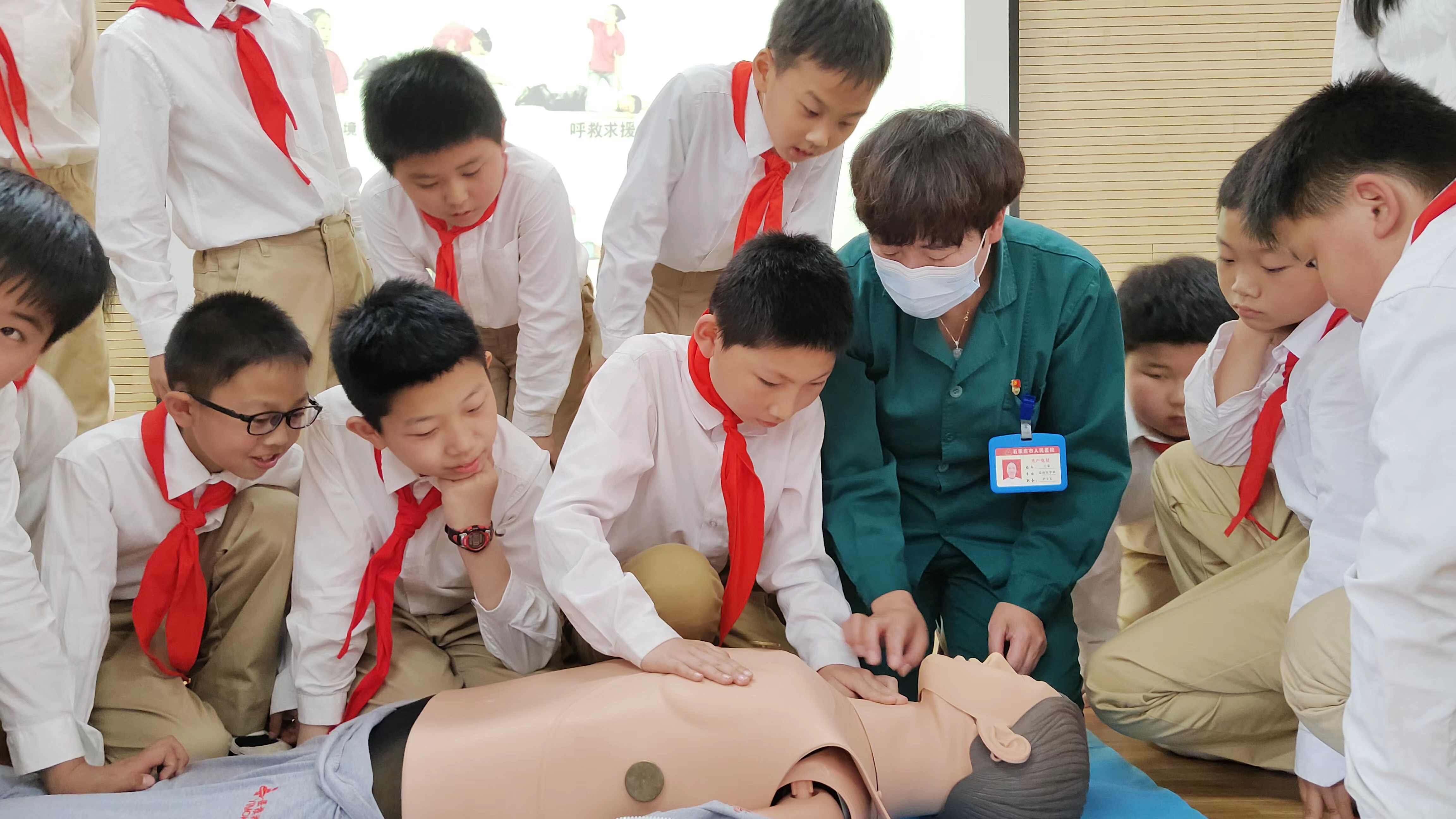 石家庄市范西路小学学生在市人民医院急诊医学科医护工作者的指导下进行心肺复苏。 胡昕波摄