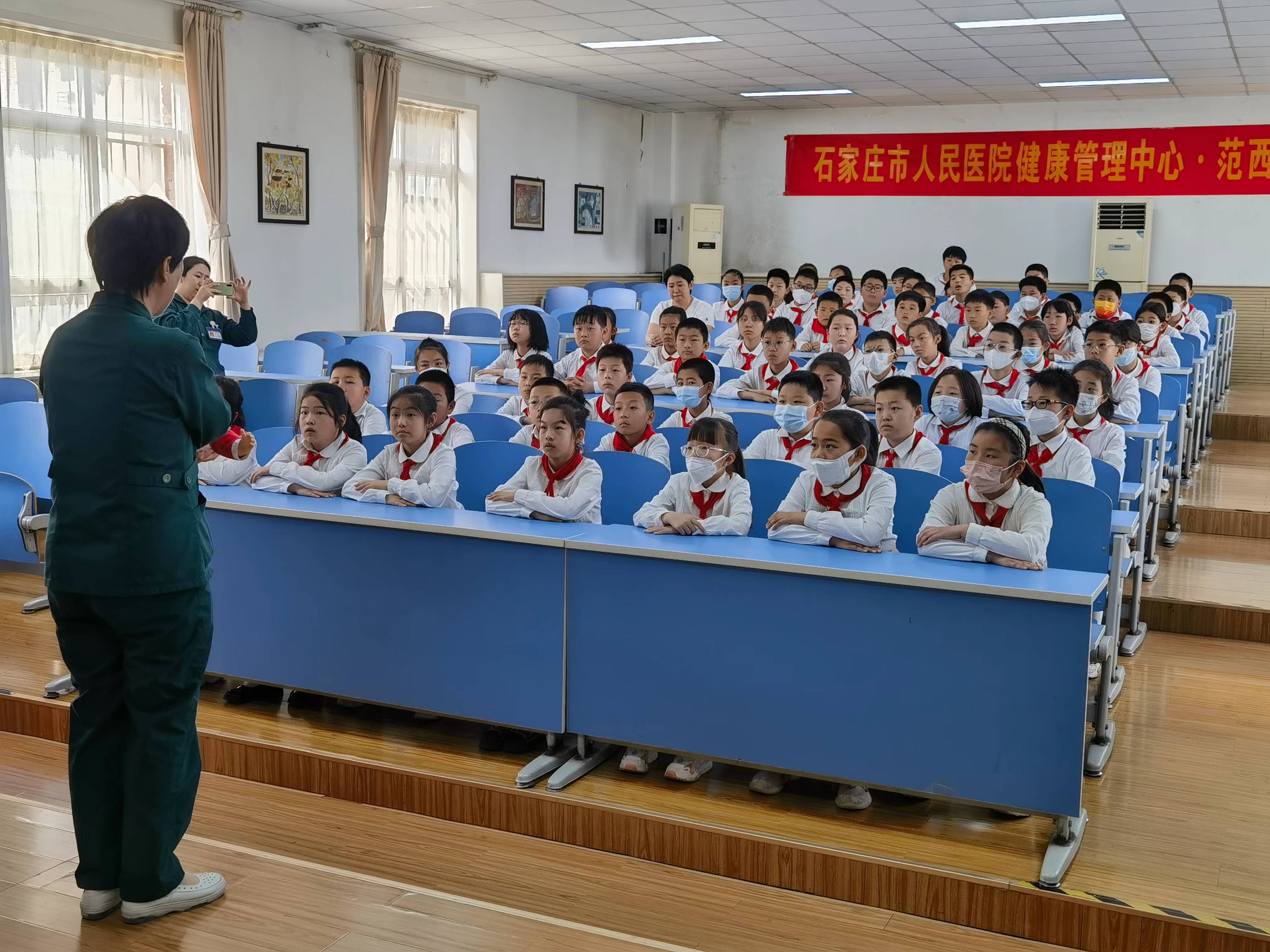 石家庄市人民医院急诊医学科医护工作者为范西路小学学生讲解海姆立克急救法。 胡昕波摄