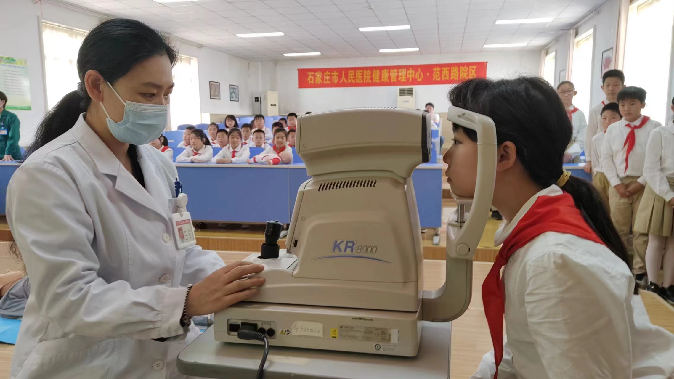 石家庄市人民医院眼视光中心医护工作者为范西路小学学生进行验光检查。 胡昕波摄