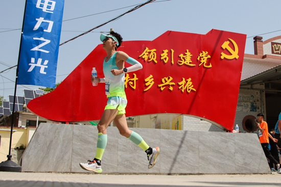 阜平县半程马拉松选手提速前行。 李玉亮摄