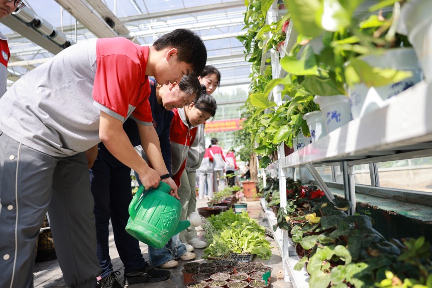 在河北省邢台市广宗县第一中学教育实践基地，学生正在浇水。 梁智晓摄