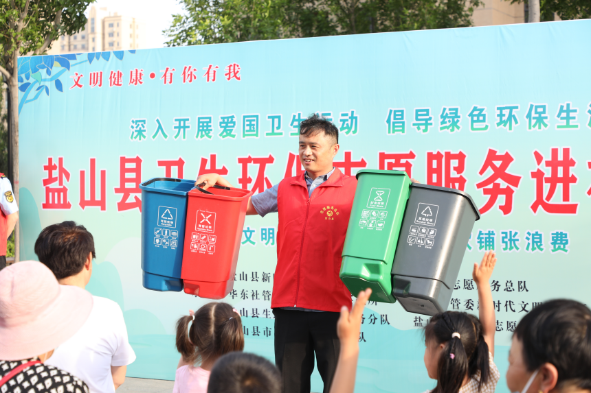 衛生環保志願服務活動現場，志願者與居民正在開展垃圾分類互動小游戲。 程一諾攝