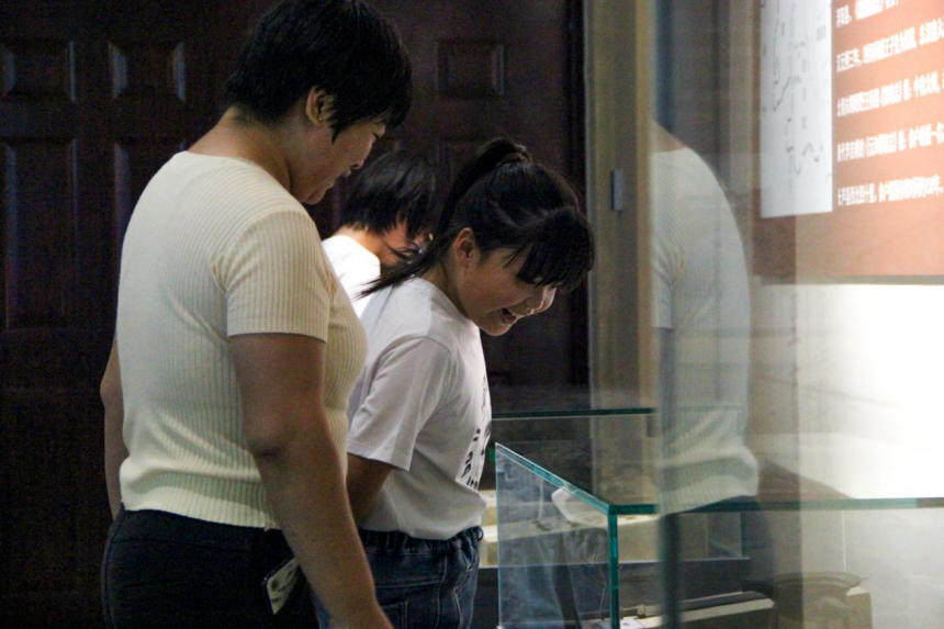 游客在青縣博物館參觀。 王文廣攝