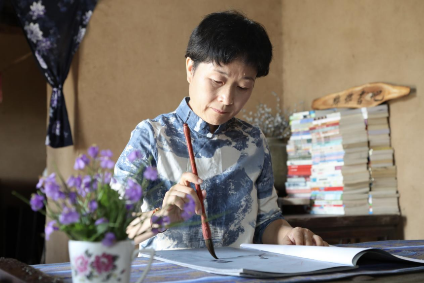 東光縣村民在油坊口村的美麗庭院“萃升書房”內練習書法。 陳英華攝