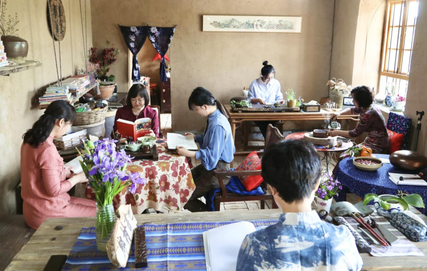 東光縣婦聯在油坊口村的美麗庭院“萃升書房”內舉辦家庭共讀活動。 陳英華攝