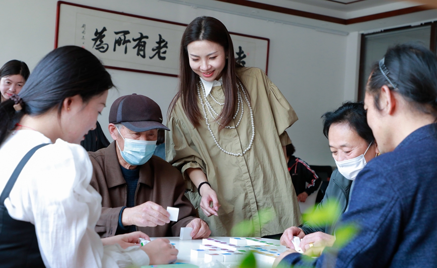 河北省唐山市豐南區新華社區，老人們聚在一起暢玩益智類游戲，歡聲笑語。陳軍攝