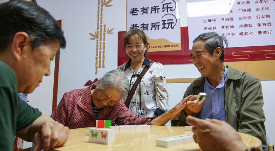 河北省唐山市豐南區新華社區，老人們聚在一起暢玩益智類游戲，歡聲笑語。陳軍攝