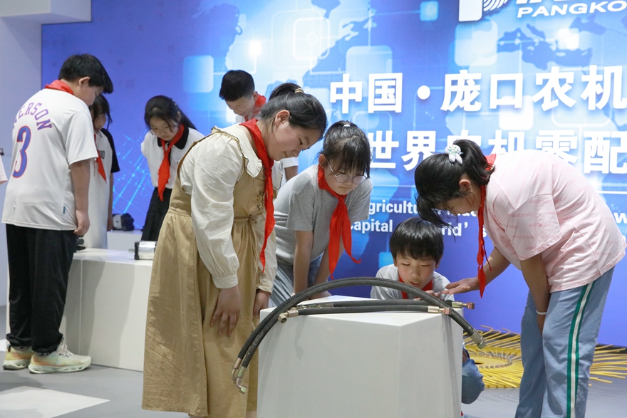 在庞口农机产业馆，南庞口村小学学生参观现代农机具展区。 冉宁摄
