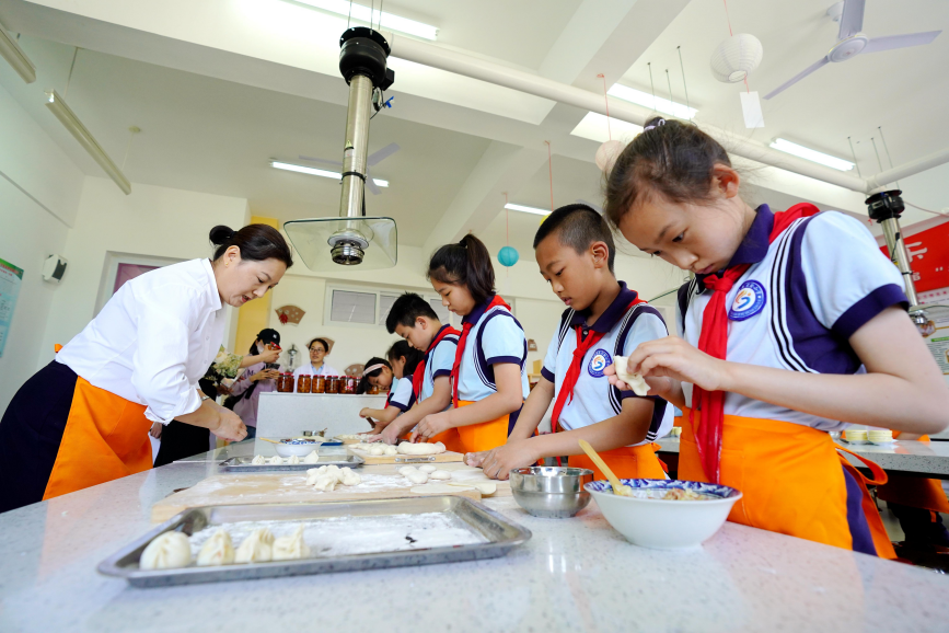 乐亭县第五实验小学的学生在进行营养美食的制作。 侯亚婷摄