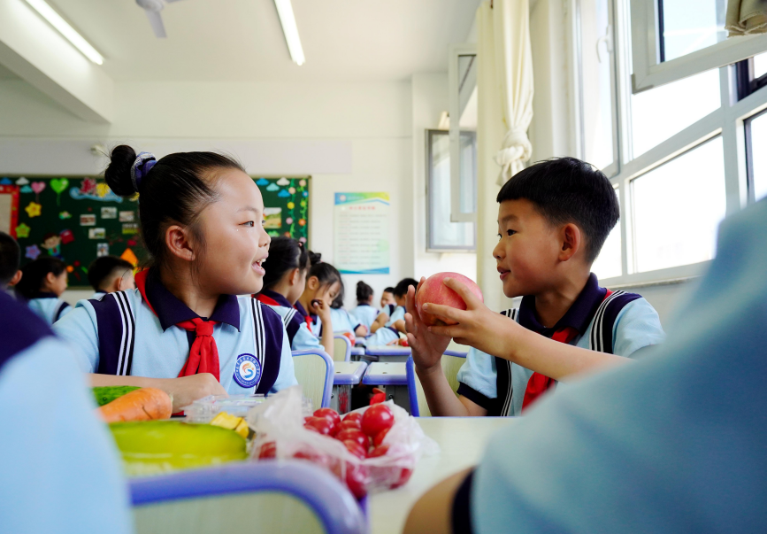 乐亭县第五实验小学的学生正在讨论各种水果蔬菜的营养价值。 侯亚婷摄