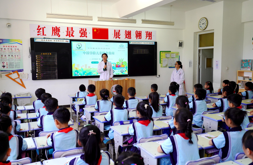 营养老师正在给学生们上食物营养课。 侯亚婷摄