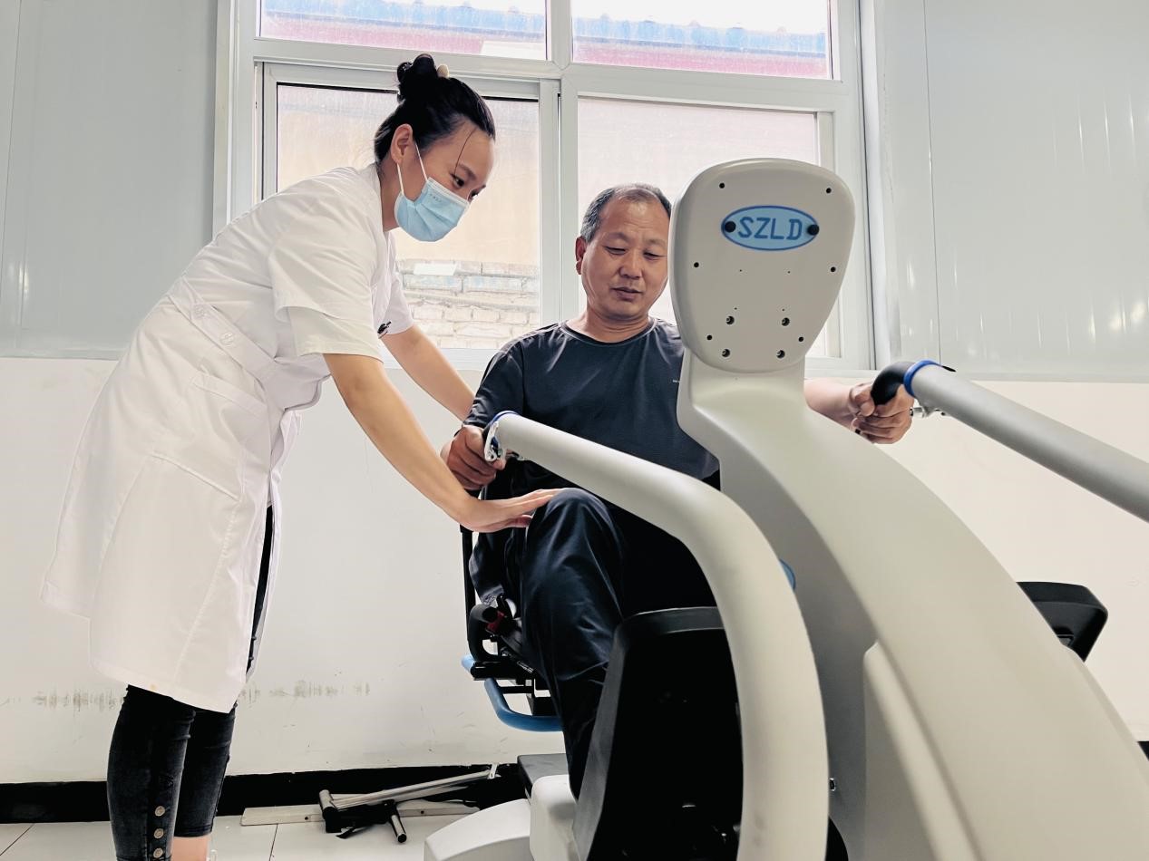 医生正在涞水县“健康小屋”内指导群众使用康复仪器。 李金璐摄