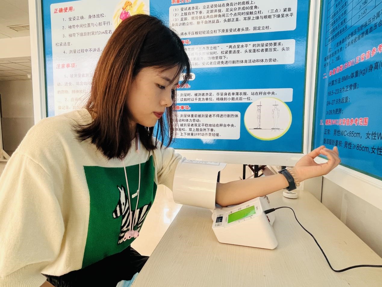 群众正在涞水县疾控中心“健康小屋”内使用电子血压计测量血压。 李金璐摄