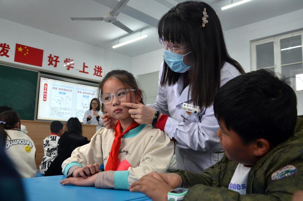 兒科醫師教孩子們認識穴位。 俞金江攝