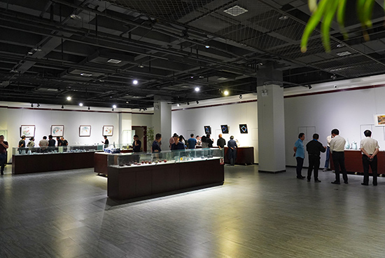 参会人员参观陶瓷艺术作品展厅获奖作品。 李扬摄