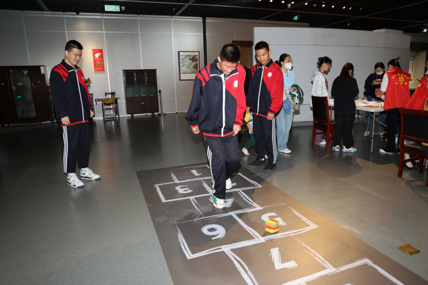市民在沧州市博物馆参加互动活动。 杨洋摄