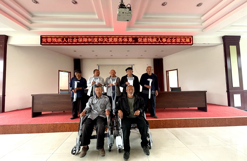 唐县残联为残疾老人送上轮椅、医用双拐、单脚拐杖等辅助器具。 唐县融媒体中心供图