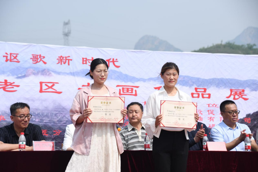 承德县鞍匠镇革命老区书画展一等奖获得者合影。 王红军摄