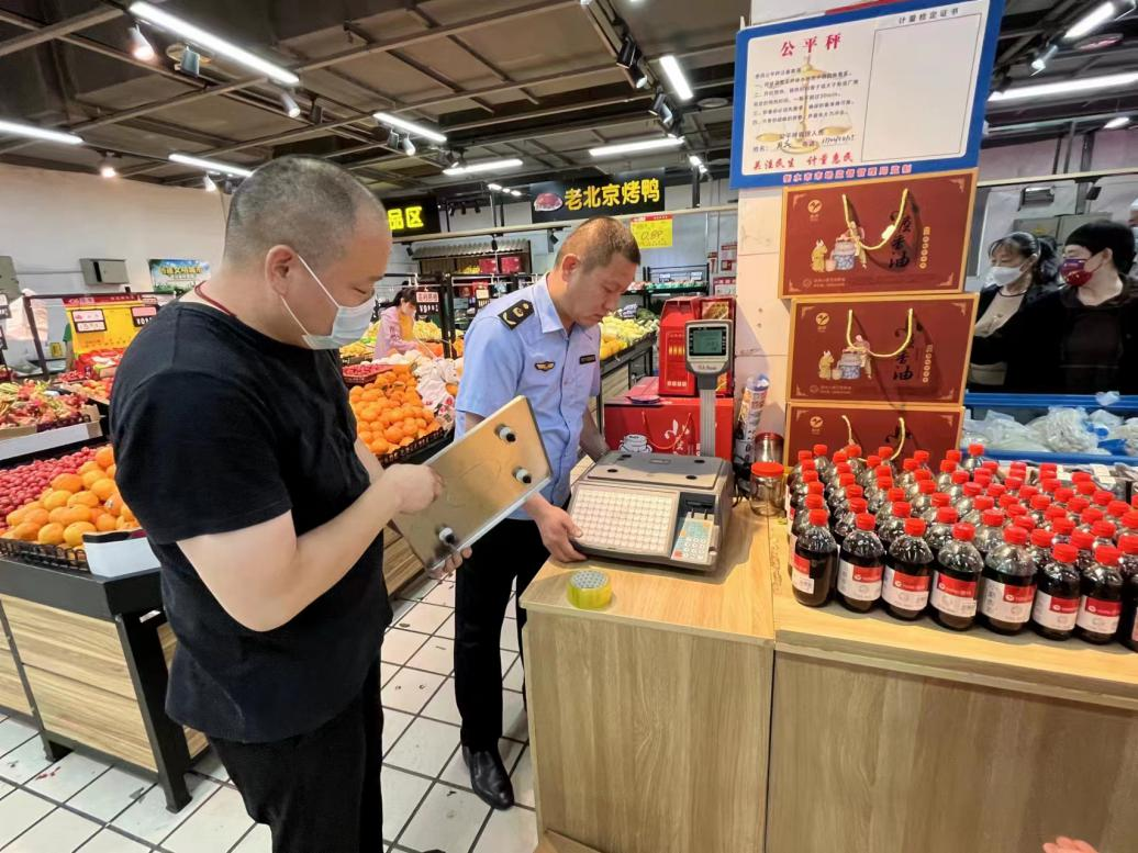 市场监管工作人员对超市使用的电子计价秤进行检查。 河北省市场监管局供图