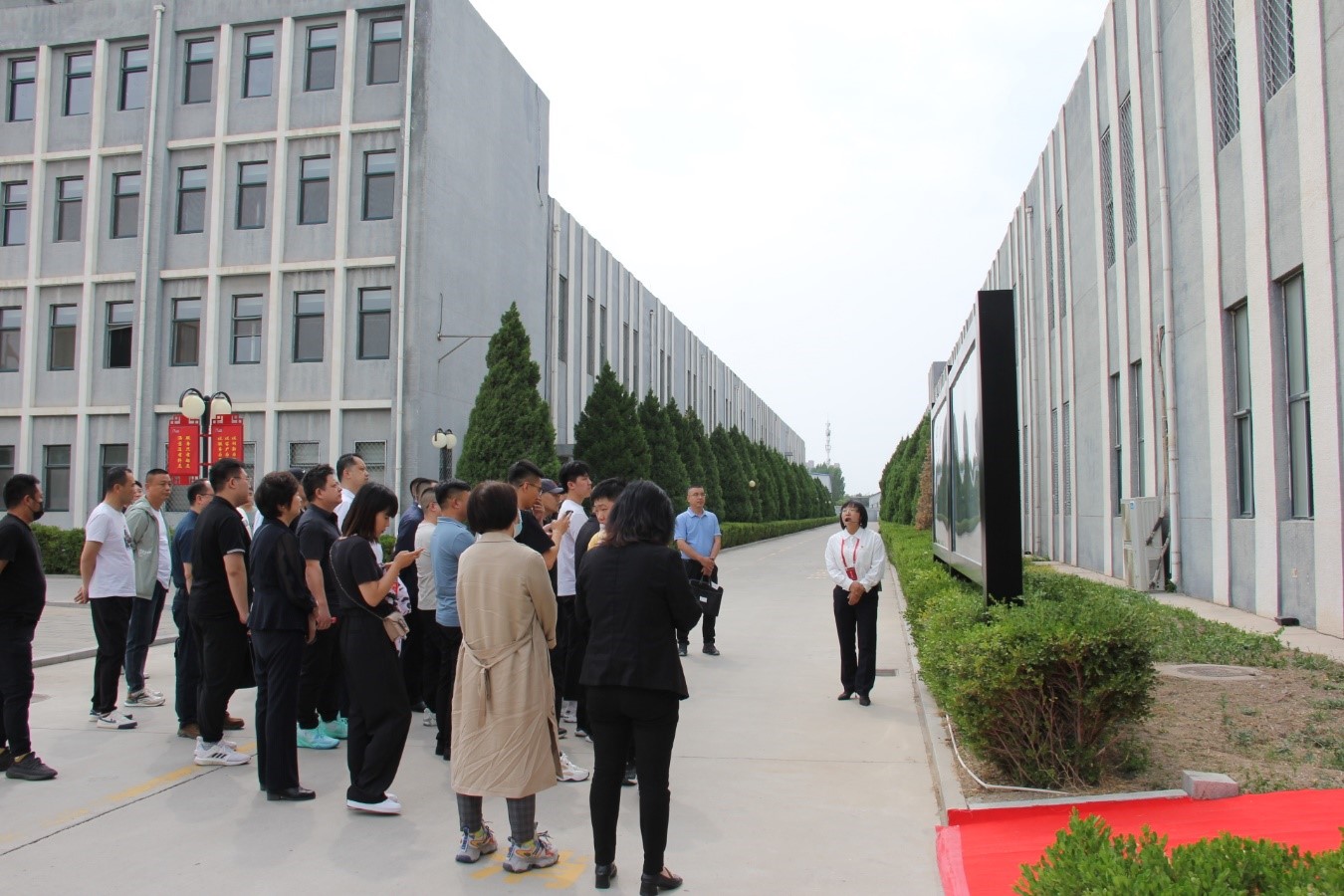 “两新”党组织书记观看企业宣传展板，听取企业人员讲解公司情况和主要经营项目。 燕郊高新区管委会供图