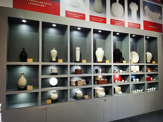 第三届中国工艺美术博览会定瓷展厅。 王士雄摄