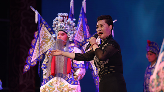中國戲劇梅花獎獲得者、著名河北梆子表演藝術家李玉梅表演河北梆子《生生不息梨園情》。李明攝