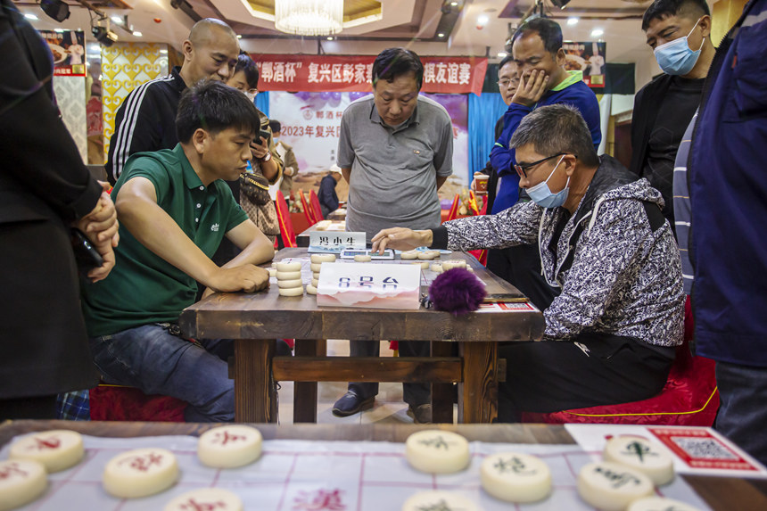 日前，在河北省邯郸市复兴区彭家寨乡，来自全乡的12支代表队举行了象棋友谊赛。 聂长青摄